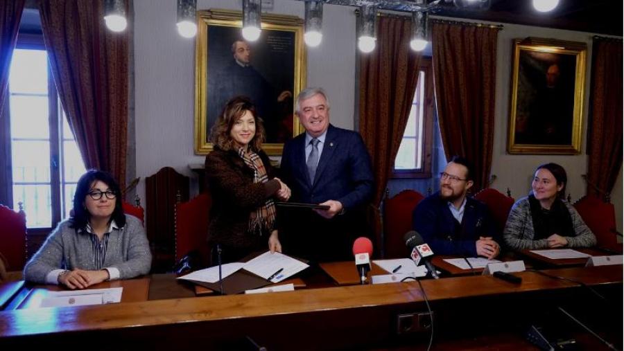 O reitor e a decana do CDLG asinaron o convenio en San Xerome (Foto: SERVIMAV-USC)