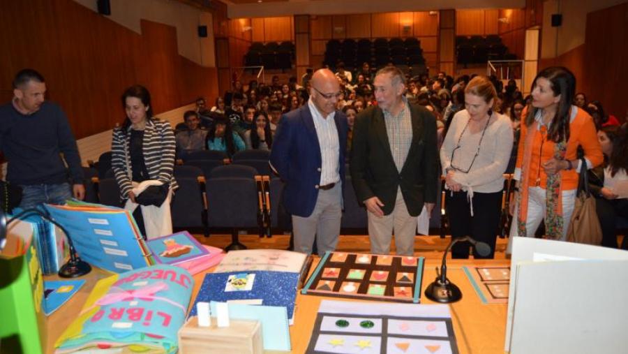 Doval, Lestegás, Fiuza e persoal especializado da Once observa o material educativo elaborado por alumnado de Formación do Profesorado