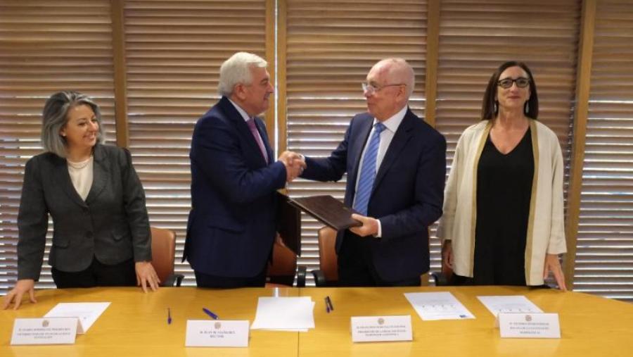 Juan Viaño e Francisco Marcellán saúdanse en presenza da decana Victoria Otero e da vicerreitora Isabel Rodríguez-Moldes (Foto: SERVIMAV-USC)