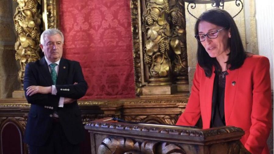 Rosa Crujeiras, na súa intervención ante o reitor Juan Viaño