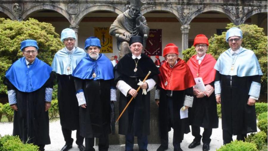 Os novos honoris causa xunto cos seus padriños e o reitor, no Colexio de Fonseca. Foto: Santi Alvite