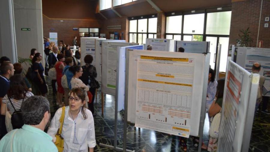 Congresistas ollando os pósters científicos instalados no auditorio de Veterinaria