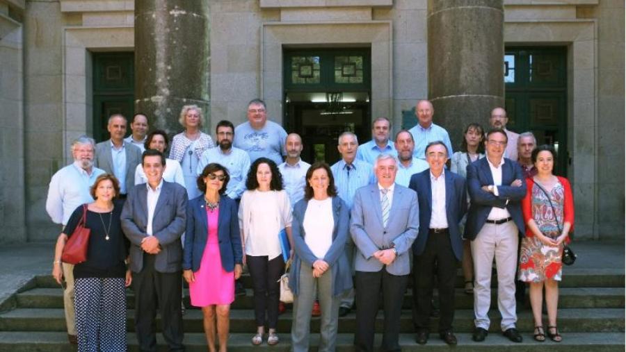 Os Decanos de Química das universidades do Estado español, na Facultade de Quimica da USC, co reitor, Juan Viaño, e a decana anfitrioa, Pilar Bermejo.