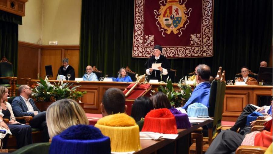 O reitor, nun momento da súa intervención. Foto: Santiago Alvite