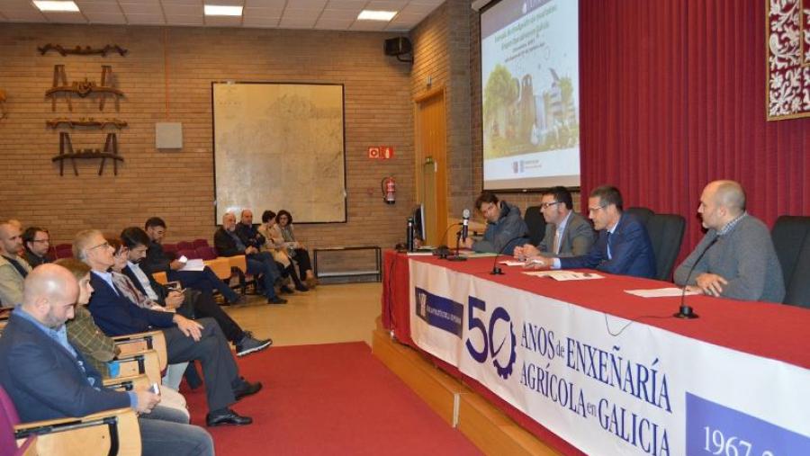 Andrés Barreiro, no centro da mesa, na presentación de proxectos dos Grupos Operativos da Asociación Europea de Innovación