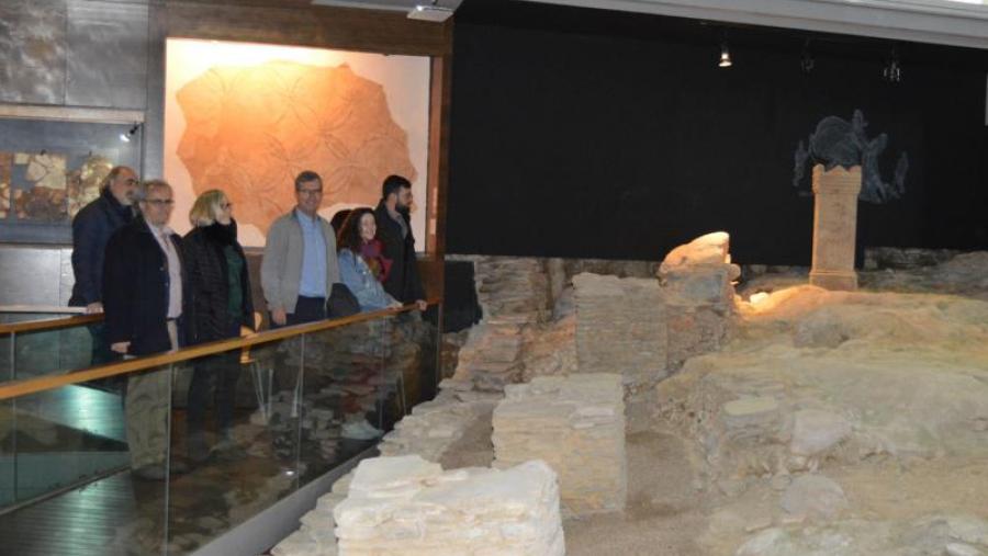 Visita da delegación encabezada por Ruiz de Arbulo á Domus do Mitreo