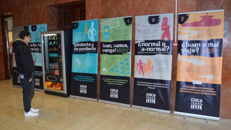 un estudante mira os paneis instalados na Facultade de Formación do Profesorado