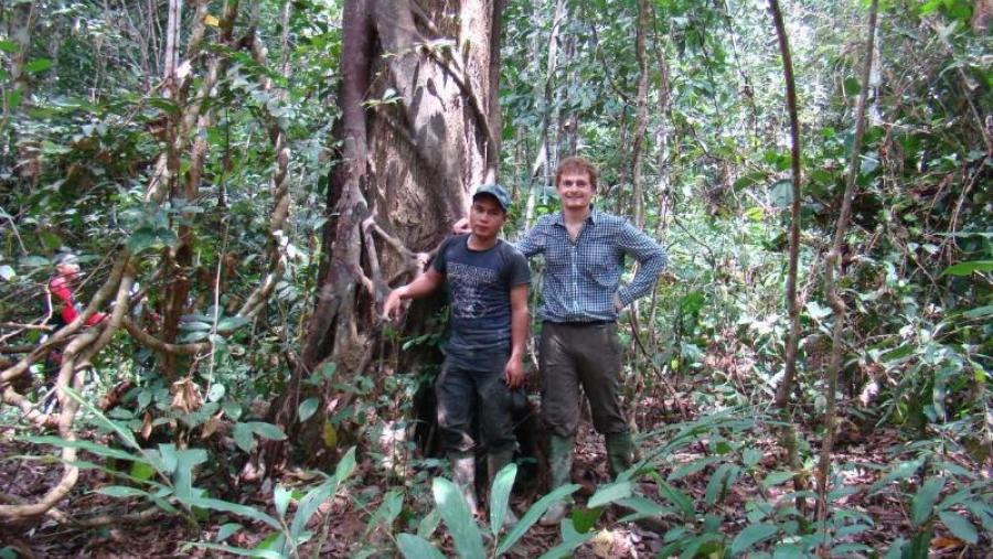 César Pérez Cruzado, á dereita, cun técnico local nun bosque de Indonesia