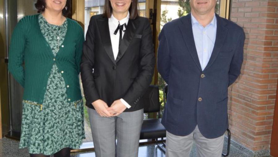 Tamara Arango López, entre Dolores Fernández e Manuel Ramiro Rodríguez, na EPSE