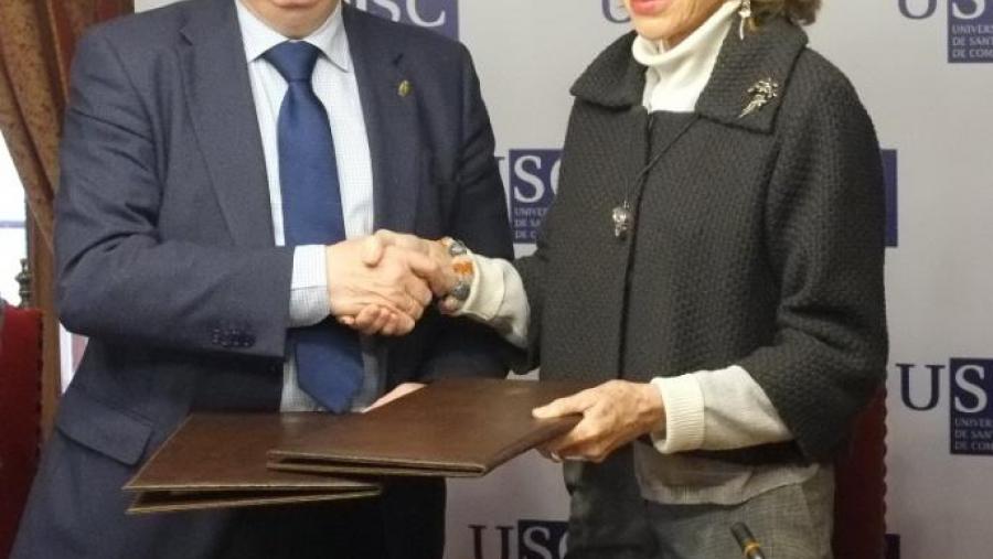 O reitor Juan Viaño e Teresa Fernández de la Vega, logo da sinatura protocolaria. Foto: Servimav-USC