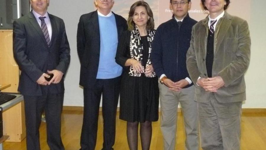 Rosales Longo, segundo pola dereita, con Pereira Lorenzo e membros do tribunal avaliador da súa tese de doutoramento Rosales Longo, segundo pola dereita, con Pereira Lorenzo e membros do tribunal avaliador da súa tese de doutoramento