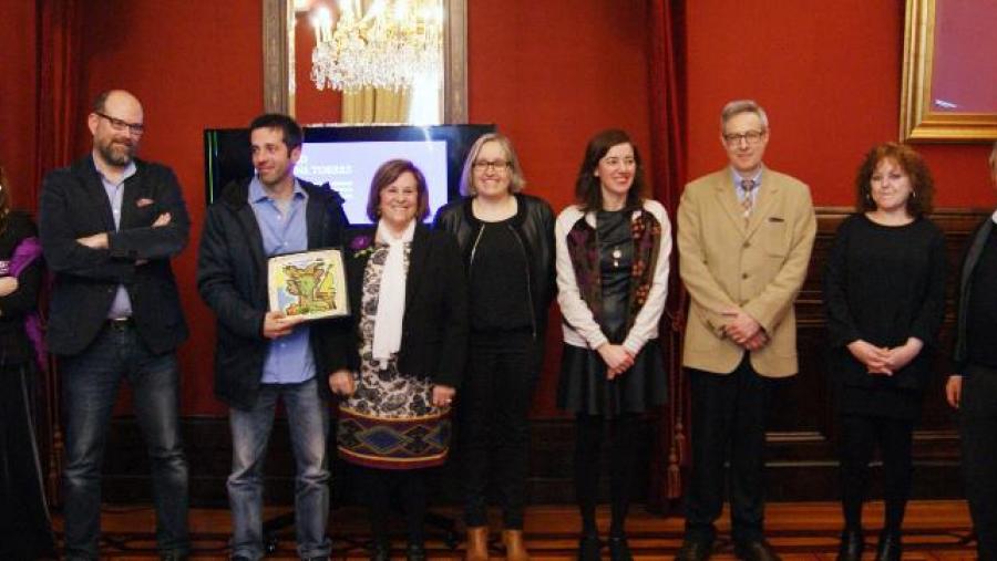 Os premiados (terceiro e cuarta pola esquerda), xunto con autoridades asistentes ao acto e parte do xurado. Foto: Concello de Santiago