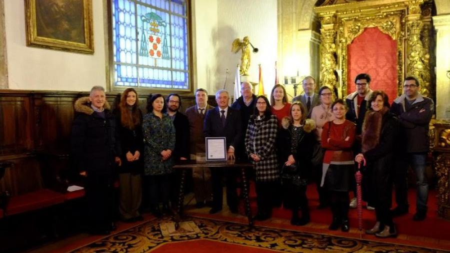 Foto de grupo do equipo de goberno con reponsables do centro e persoal implicados na consecución do selo. Foto: Servimav