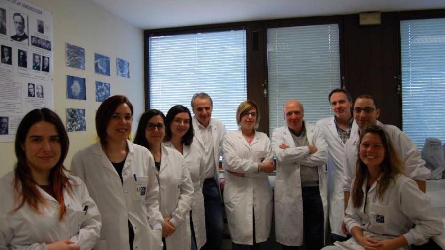Jorge Blanco, cuarto pola dereita, cos membros do grupo de investigación Laboratorio de Referencia de 'Escherichia coli' da USC