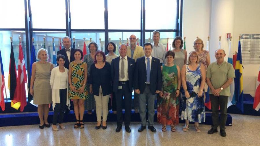 Marta López Alonso, terceira pola esquerda, cos integrantes do panel de expertos da EFSA en aditivos en alimentación animal