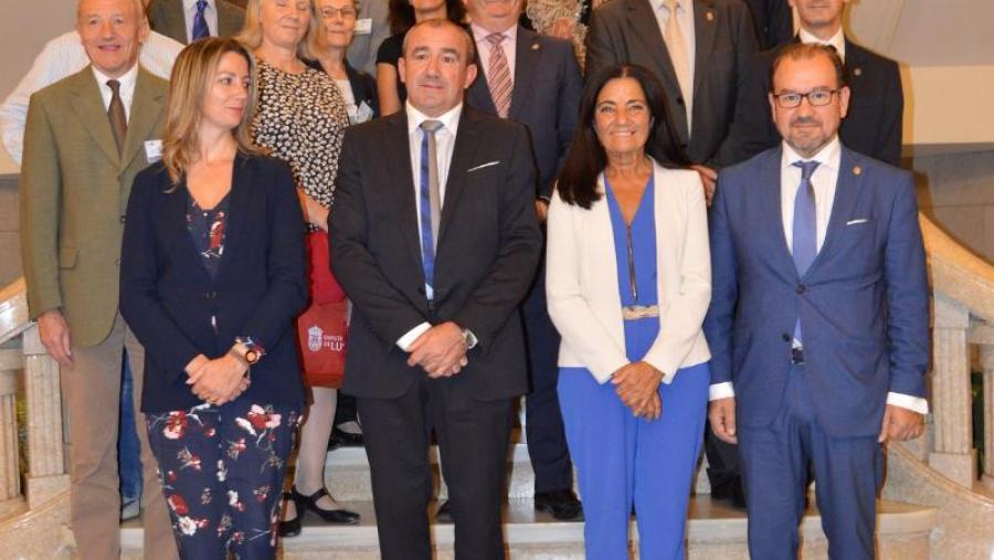 Foto de familia da recepción institucional ofrecida na Deputación de Lugo ó comité de expertos da EAEVE