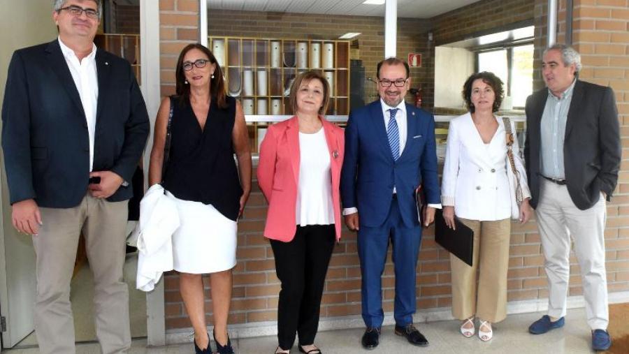 Lourdes Mirón, no centro, acompañada do reitor e membros do equipo reitoral. Foto: Santi Alvite