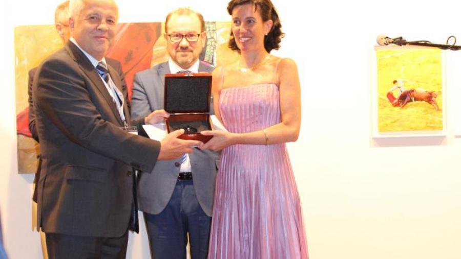 O presidente do Grupo Compostela de Universidades, Marek Kręglewski, entrega a cuncha de ouro á gañadora do Premio Internacional XXII Premio Internacional Grupo Compostela-Xunta de Galicia, María...