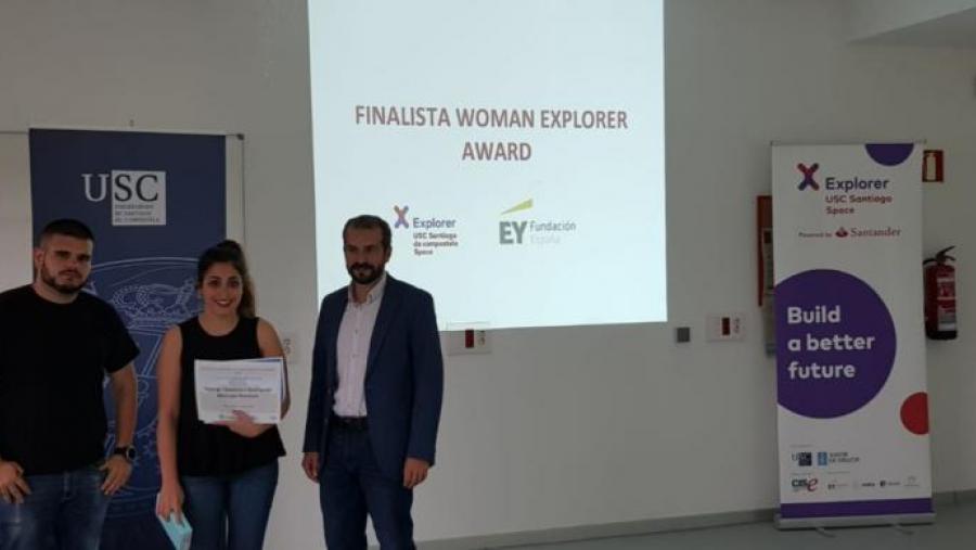 Alba Sotomayor, no centro da imaxe, logo da súa designación como finalista dos premios