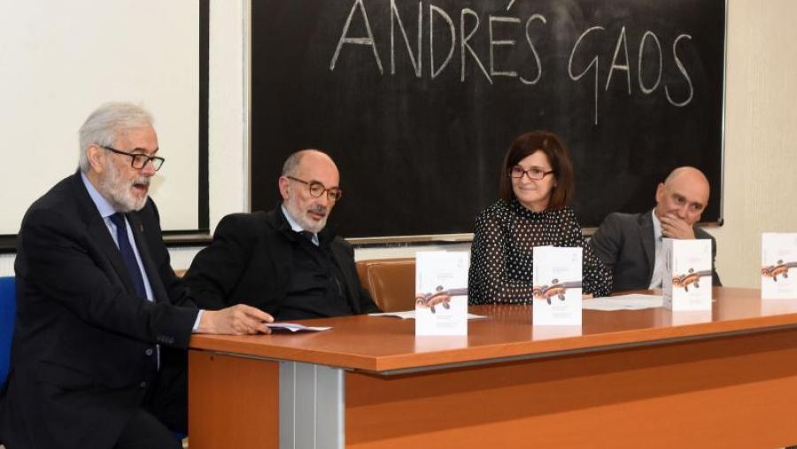 Inaugurada en Xeografía e Historia unha aula en homenaxe a Andrés Gaos