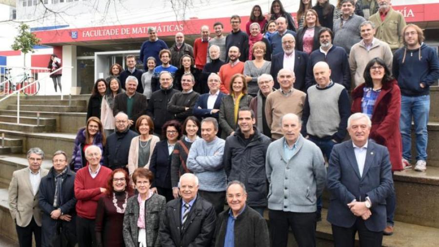 Foto de grupo das persoas homenaxeadas con compañeiros e compañeiras do centro. Foto: Santi Alvite