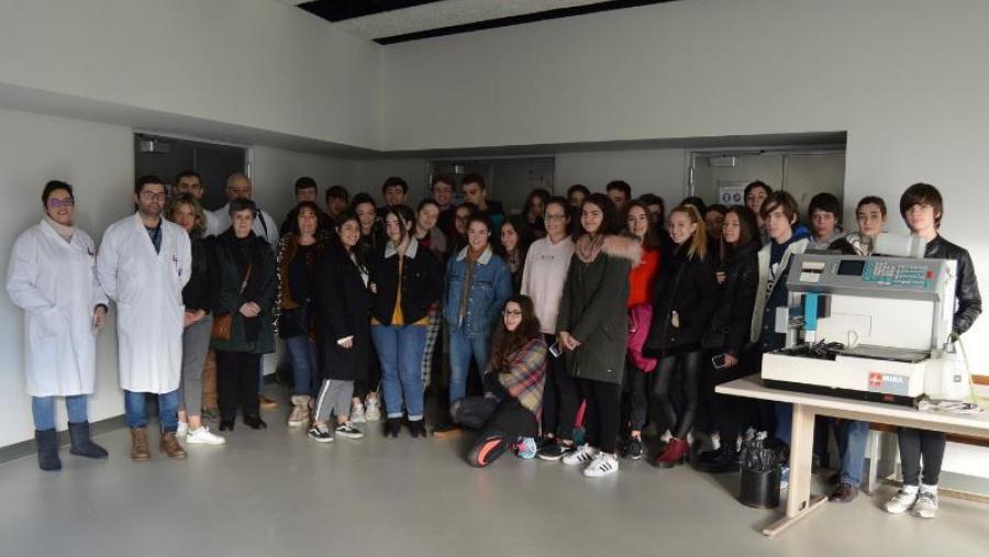 Alumnado e docentes do IES Nosa Señora dos Ollos Grandes e profesorado da USC, no edificio de laboratorios da Facultade de Ciencias de Lugo