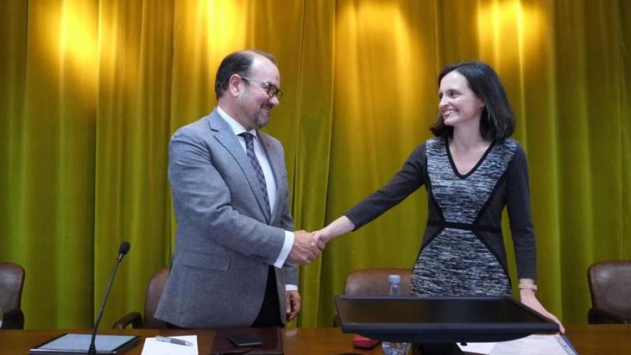 O reitor e a decana saúdanse nun momento da toma de posesión deste venres. Foto: Servimav-USC