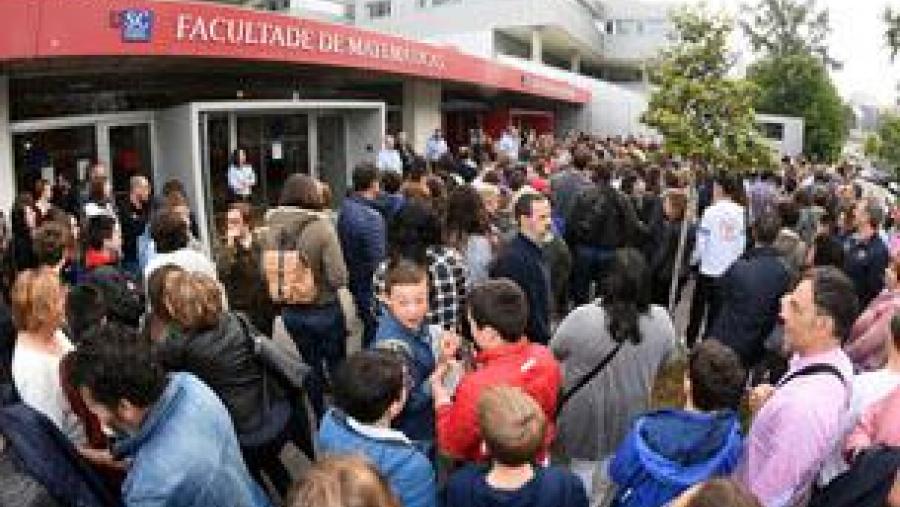 Estudantes coas familias esperando  para entrar  a proba ESTALMAT-Galicia. 02-06-2018