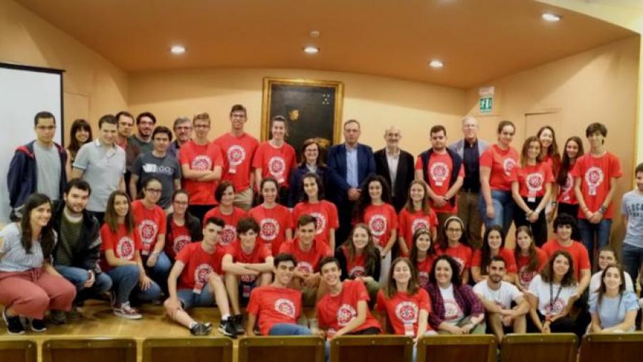 O alumnado da primeira quenda xunto cos coordinadores dos distintos proxectos e autoridades asistentes ao acto. Foto: Servimav-USC