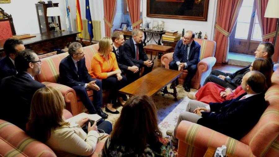 O reitor Antonio López recibiu no seu despacho aos directivos de Boehringer, encabezados polo seu director xeral, Peter Ploeger. Foto: Servimav-USC