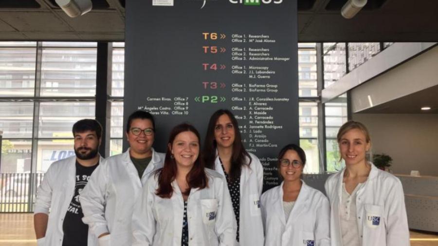 Parte do equipo responsable do artigo con Cintia Folgueira, terceira pola esquerda, autora principal do traballo