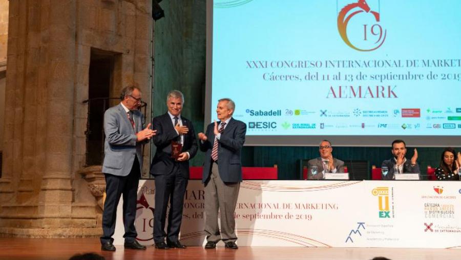 Varela González recolle o premio que recoñece a súa traxectoria