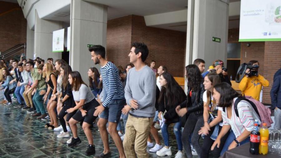 Estudantes nunha sesión de bailes latinos