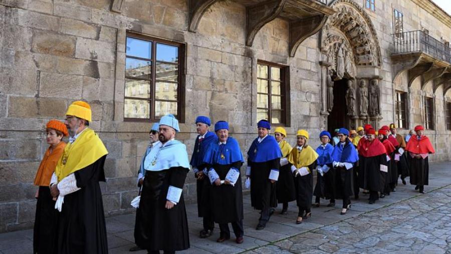 A comitiva académica de profesorado togado comezou o seu paseo no Colexio de San Xerome para dirixirse ao de Fonseca. Foto: Santi Alvite