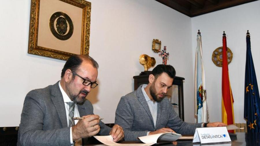 López e Vilariño asinan o convenio. Foto: Santi Alvite