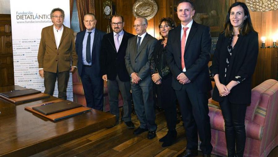 Representantes da Fundación e de Vegalsa participaron no acto protocolario de sinatura. Foto: Santi Alvite