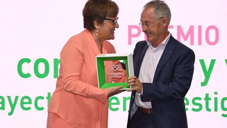 O profesor Ángel Carracedo recibe o premio ‘Constantes y Vitales’ 2019 de mans da Secretaria de Estado, Ángeles Caballero. Imaxe cortesía de La Sexta