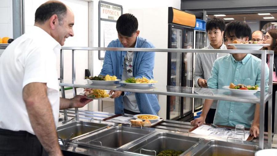 Alumnado da USC nun comedor universitario. Foto: Santi Alvite