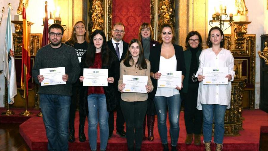 Os e as premiadas posan cos diplomas acreditativos. Foto: Santi Alvite