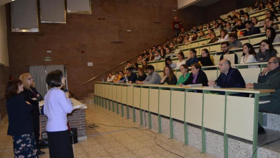 de esquerda a dereita, Ana Díaz, María Otero e Elvira López, dan a benvida ao alumnado inscrito no programa de formativo de experimentación animal, en Veterinaria