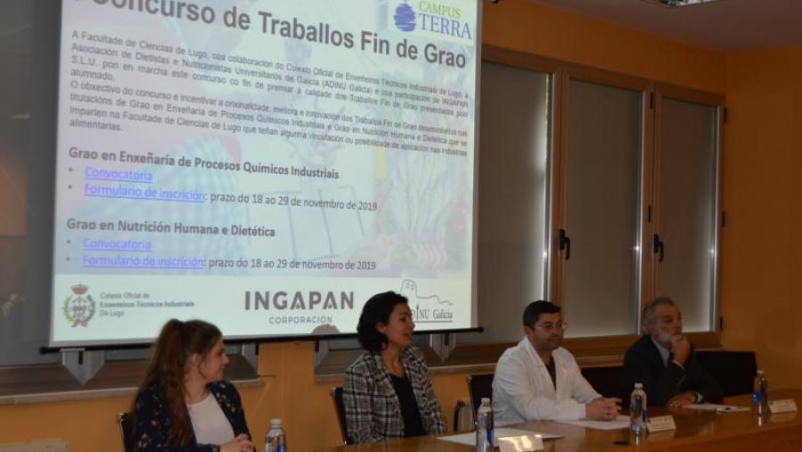 De esquerda a dereita, Sheila Castiñeira, Ana Piñeiro, Francisco Fraga e Jorge Rivera, na Facultade de Ciencias