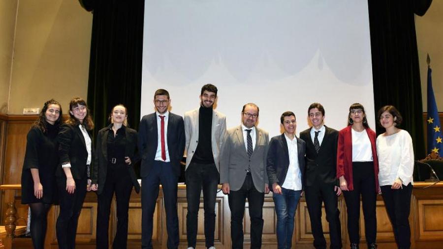 No centro, o reitor con integrantes dos dous equipos finalistas. Foto: Santi Alvite