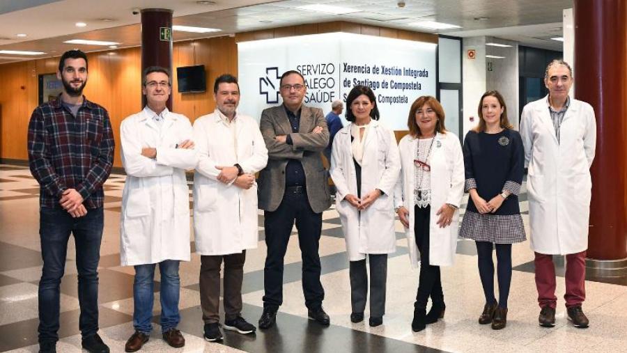 Gumersindo Feijoo Costa, no centro da imaxe, xunto ao resto de participantes no acto de sinatura. Foto: Santi Alvite