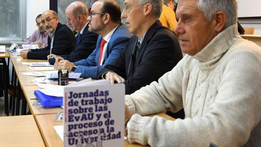 O reitor presidiu a sesión inaugural do encontro. Foto: Santi Alvite