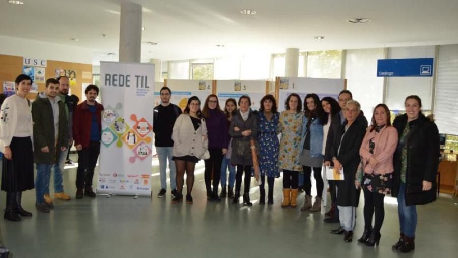 Representantes das entidades integradas na Rede TIL, na apertura da mostra '25n: unha ollada ao mercado laboral', na Biblioteca Intercentros