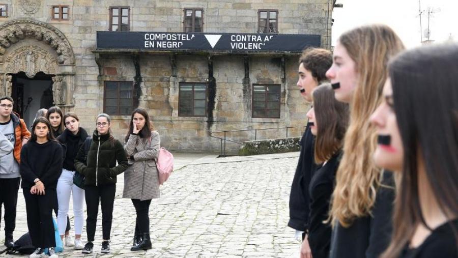 Alumnado tomando parte na performance 'Otra más'. Foto: Santi Alvite