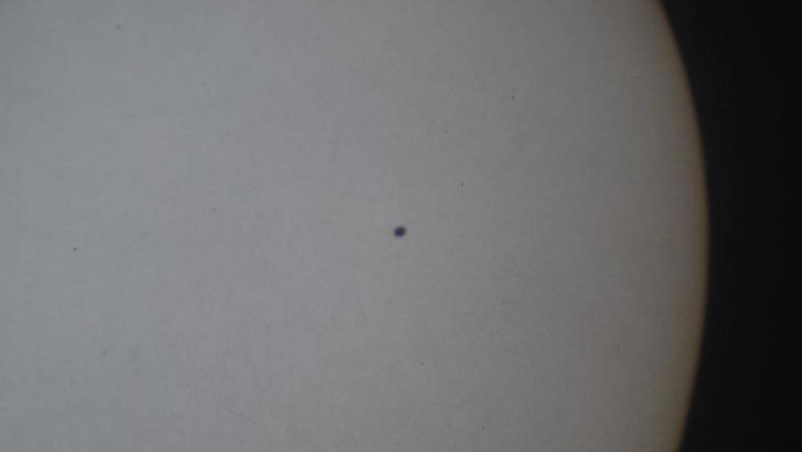 Imaxe captada o ano 2016 do Tránsito de Mercurio por diante do disco solar. Foto: OARMA