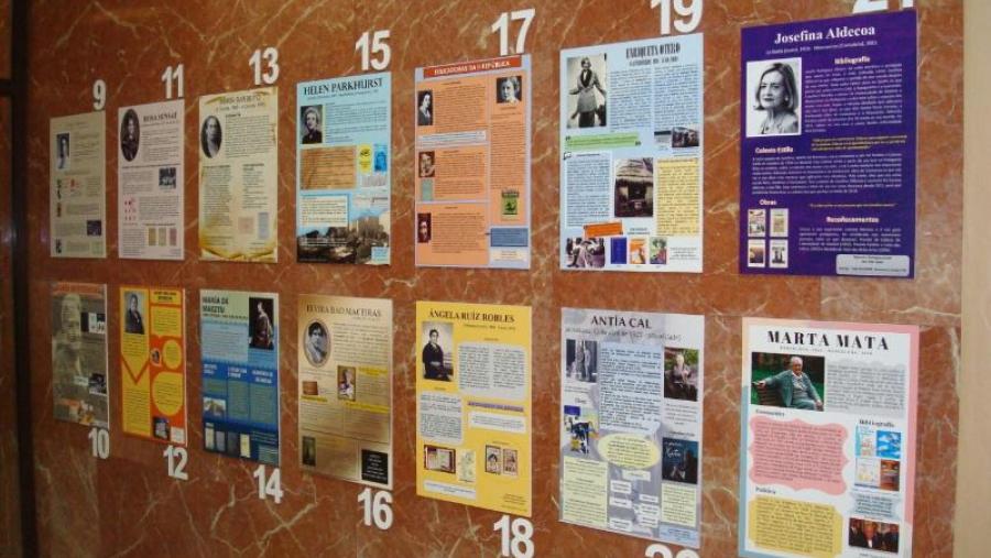 Paneis da mostra 'Educación en feminio: un paseo pola historia', aberta ao público en Formación do Profesorado